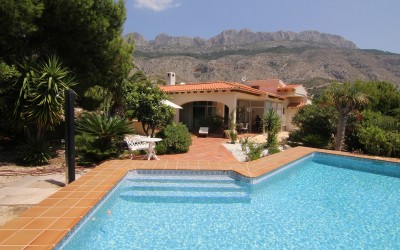 Acogedora villa, todo en una planta en amplia parcela, con piscina climatizada y bonitas vistas a las montañas.